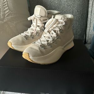 SOREL Out N About III Conquest Snow Boot - Chalk/Sea Salt Size 10